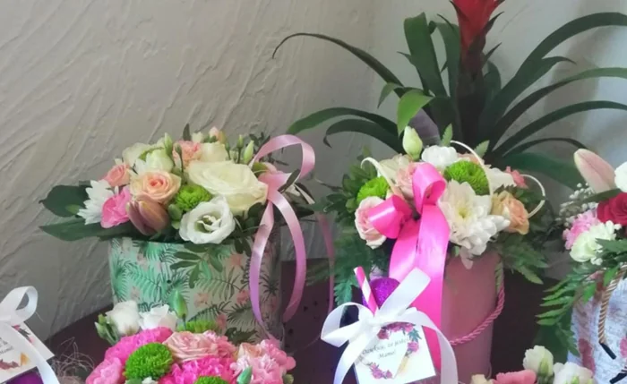 Kompozycje kwiatowe w pudełkach, gotowe do wydania, realizacja Kwiaciarni Aneta Toboła